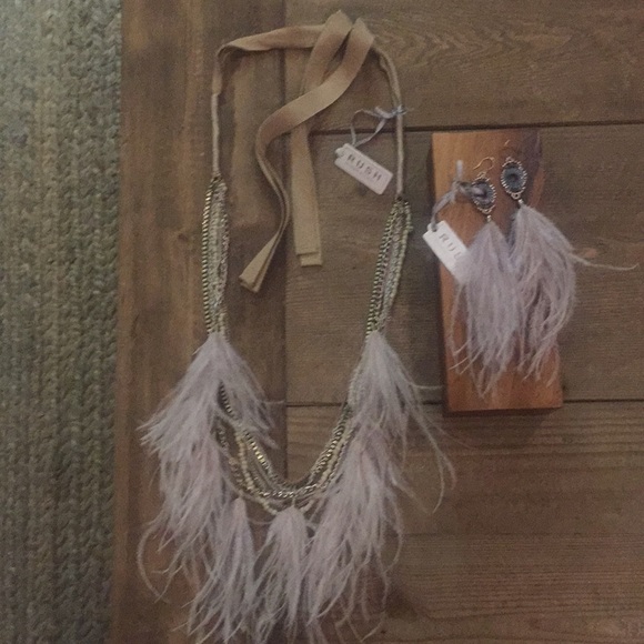 Long bohemian style feather necklace - Picture 2 of 6